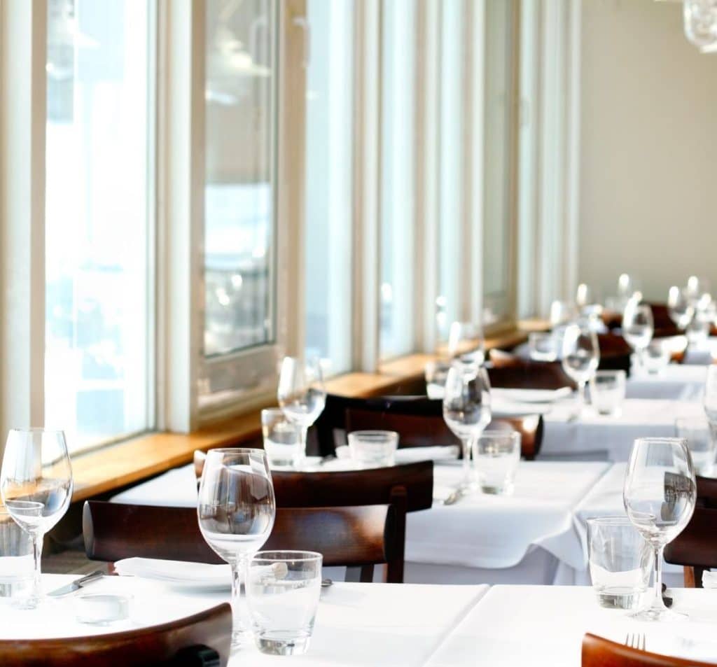window places in a empty restaurante
